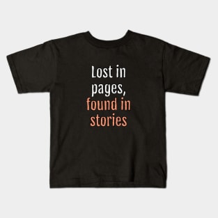 Lost in pages, found in stories (Black Edition) Kids T-Shirt